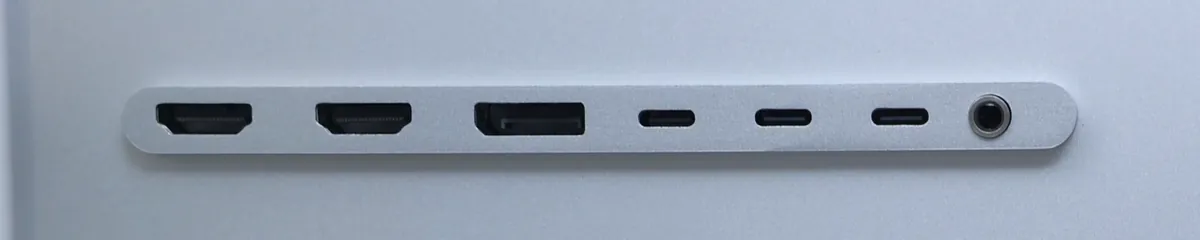 Nahaufnahme der Anschlussleiste des Monitors Kuycon G32P: zwei HDMI-Anschlüsse, ein DisplayPort, drei USB-C-Anschlüsse und eine Klinkenbuchse