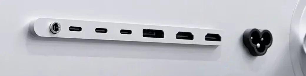 Nahaufnahme der Anschlussleiste auf der Rückseite des Kuycon P27Z: eine Klinkenbuchse, drei USB-C-Anschlüsse, ein DisplayPort, zwei HDMI-Anschlüsse und der Netzanschluss