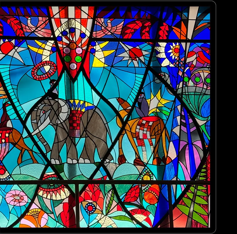 Monitor Kuycon P27Z vor schwarzem Hintergrund mit einem farbenfrohen Kirchenfenster in Rot, Blau und Grün, schwarz eingefasst, zur Veranschaulichung des Kontrasts