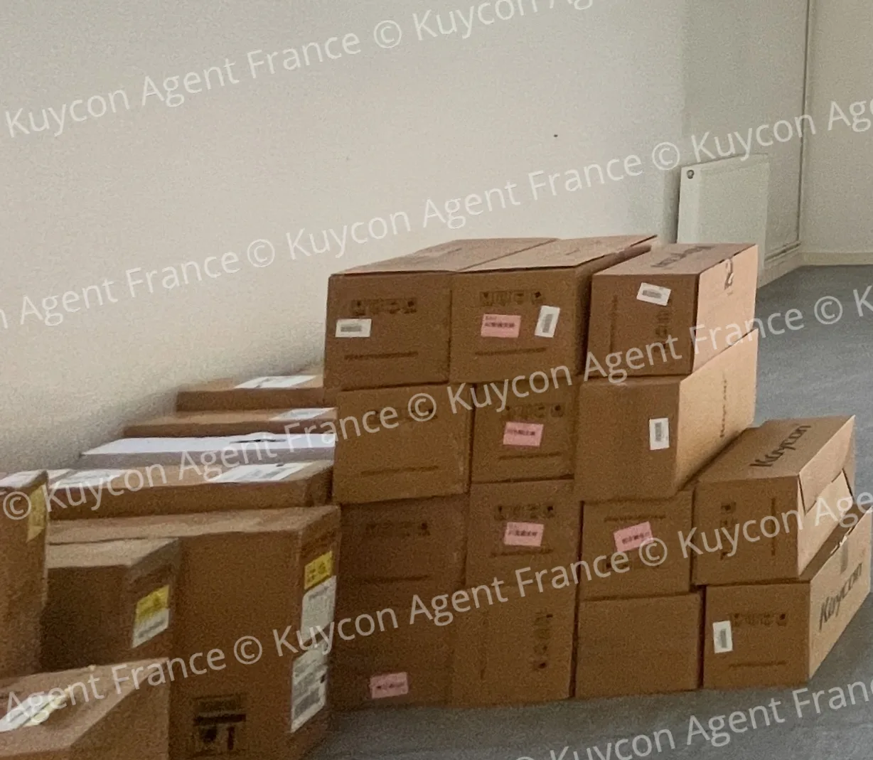 Verpackte Kuycon-Monitore, bereit zum Versand