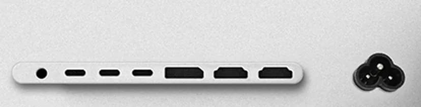 Nahaufnahme der Anschlussleiste auf der Rückseite des Kuycon W34KB: eine Klinkenbuchse, drei USB-C-Anschlüsse, ein DisplayPort, zwei HDMI-Anschlüsse, dann der Netzanschluss