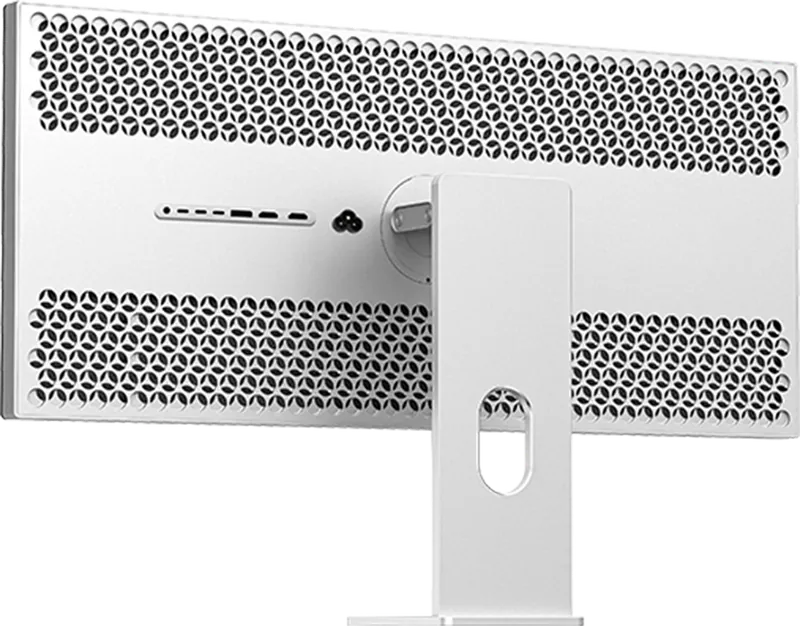 Perforierte Rückseite des Monitors Kuycon W34KB in der Dreiviertelansicht: zwei Streifen aus gelochtem Aluminium, Anschlussleiste, Netzanschluss und Aluminium-Standfuß